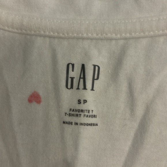 Laddie’s Small V-neck Gap Heart T-shirt - Picture 2 of 5